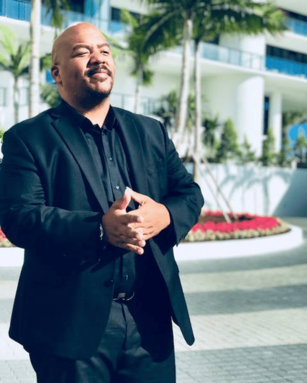 black-luxury-realty